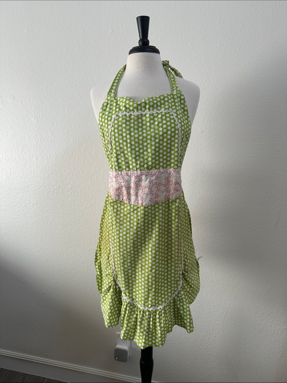 Adorable 1950s-Style Green Polka Dot Apron with Pink Waist Accent